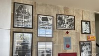 Ini foto-foto Soekarno di lobi hotel. Kami juga melihat lukisan Ir Soekarno di kamar 308 Grand Inna Samudra Beach Sukabumi ini. Ia dikisahkan begitu dekat Nyi Roro Kidul dan erat dengan ruang yang sakral ini.