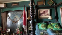 Begitu pintu dibuka, aroma dupa, bunga dan aneka wewangian lain langsung menyergap hidung kami. Lukisan yang menggambarkan Nyi Roro Kidul ada di mana-mana.
