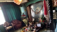 Gorden gelap menutup sebagian besar jendela kamar dan itu menambah suasana menjadi semakin angker. Aneka sesaji, mulai dari tumpeng nasi kuning hingga kelapa ada di kamar 308 Grand Inna Samudra Beach Sukabumi. Perabotan di sana juga berbeda jauh dengan yang ada di kamar lain, semua senada berwarna hijau.