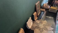 Namun perasaan itu langsung mereda di kala melihat kaligrafi Allah SWT dan beberapa Alquran di meja kamar 308.