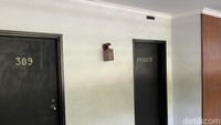 Kami langsung bertemu dengan salah satu staf dan mengetahui keinginan kami. Ia lalu membuka kamar bertuliskan “PRIVATE” bukan yang seharusnya 308, karena kamar sebelah yang kami masuki bertuliskan 309.