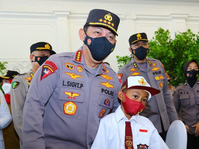 Kapolri Jenderal Listyo Sigit Prabowo mengecek vaksinasi serentak se-Indonesia, salah satu wilayah yang didatanginya adalah Bandar Lampung, Selasa (11/1/2022).