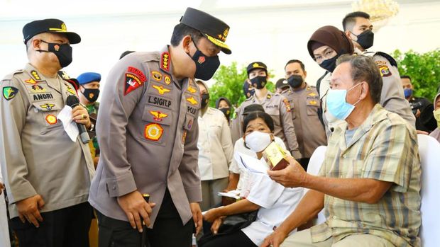 Kapolri Jenderal Listyo Sigit Prabowo mengecek vaksinasi serentak se-Indonesia, salah satu wilayah yang didatanginya adalah Bandar Lampung, Selasa (11/1/2022).