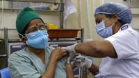 Menteri Kesehatan India, Mansukh Mandaviya menuturkan pihaknya berkomitmen dalam memberikan perlindungan terhadap nakes. AP Photo/Rajanish Kakade.