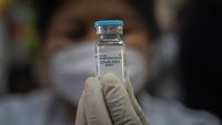 Menghadapi kenaikan kasus dalam rangkaian gelombang ketiga penularan, pemerintah India mengirimkan pemberitahuan soal suntikan booster kepada lebih dari 10 juta warganya yang telah menerima dosis kedua vaksin Covaxin atau Covishield dalam kurun waktu sembilan bulan lalu. AP Photo/Anupam Nath.