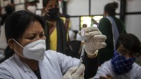 Pemberian suntikan booster untuk para pekerja garis depan dan warga lanjut usia (lansia) yang rentan dimulai pada Senin (10/1) waktu setempat. AP Photo/Anupam Nath.