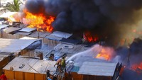 Menurut pihak berwenang, api menghanguskan hampir 100 rumah di lingkungan yang sebagian besar dihuni oleh migran. Belum diketahui penyebab kebakaran.