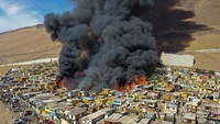 Penampakan kebakaran yang melanda lingkungan berpenghasilan pas-pasan di Laguna Verde, di Iquique, Chile.