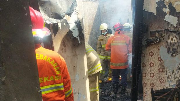 Kebakaran rumah di Kelurahan Ujung Menteng, Cakung, Jaktim sudah dipadamkan. Kebakaran diduga akibat korsleting listrik. (dok Gulkarmat Jaktim)