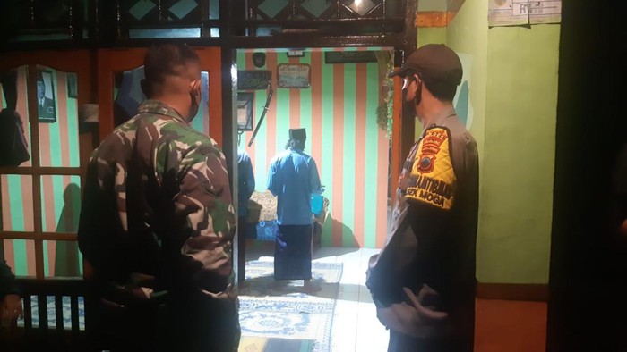 Polisi dan tentara di rumah keluarga yang menyimpan mayat bocah di dalam rumah