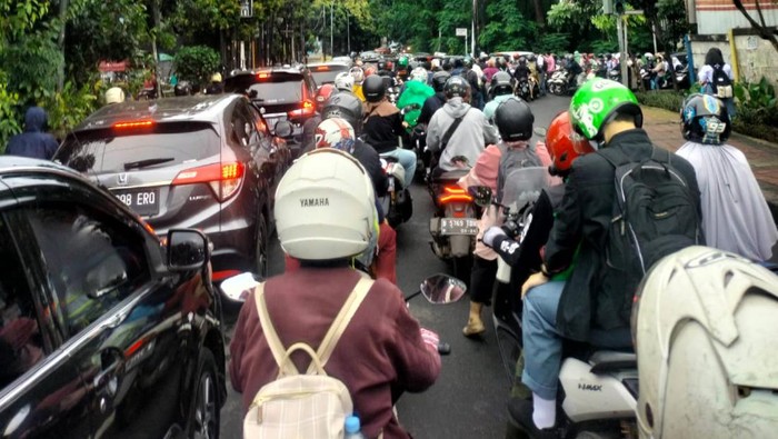 Kemacetan di Kawasan Kelapa Dua Wetan, Jakarta Timur