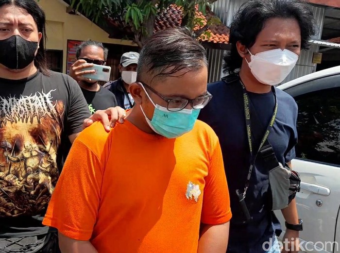 Ketua LSM ditangkap polisi karena memeras kepala desa.