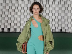 Jadi Tren Fashion 2022, Simak 5 Tips Mix and Match Catsuit