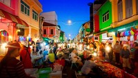 Phuket menjadi kawasan wisata Thailand yang dibuka pertama dan tetap dibuka untuk turis asing kendati muncul varian baru COvid-19, varian Omicron. Setiap harinya, sebanyak 3.000 hingga 5.000 wisatawan asing dites Covid-19. (Getty Images/iStockphoto/adisa)