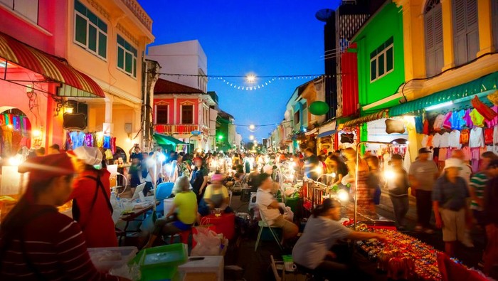 Kota tua Phuket Phuket Walking Street night market in Phuket old town, Thailand.
