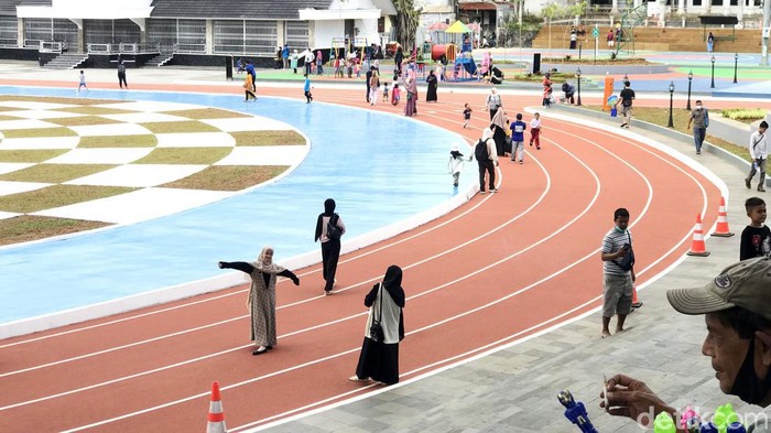 Lapang Merdeka (Lapdek) Kota Sukabumi tiba-tiba ditutup, Selasa (11/1/2022). Masyarakat yang berada di lokasi pun diminta untuk mengosongkan Lapdek.