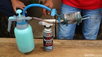 Menurutnya fogging portabel tersebut dibuat dari berbagai bahan sederhana. Mulai dari koil dari tembaga, pompa, selang, hingga sprayer. Dari bahan itu kemudian dibuat menjadi sebuah fogging sederhana.  