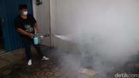 Adapun cara kerja, kata dia sprayer dikasih obat fogging kemudian dipompa dan dialirkan ke koil yang terbuat dari tembaga. Setelah itu tunggu sampai sprayer mengeluarkan air dan volume gas kaleng dinyalakan. Selanjutnya tunggu hingga cairan obat fogging terbakar dengan sempurna. Satu liter obat fogging bisa disemprotkan ke 17 rumah warga. 