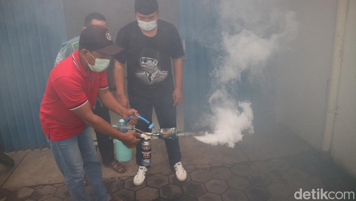 Laris Manis! Eks Sopir di Kudus Bikin Fogging Portable Mantan sopir Heru Rusiyanto warga Kudus membuat alat fogging portabel. Alat tersebut pun laris manis diburu pembeli saat musim penghujan.