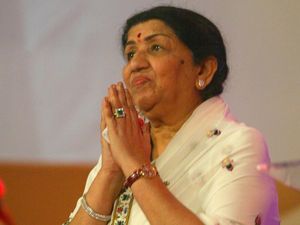 Suasana Pemakaman Kenegaraan Musisi India Lata Mangeshkar