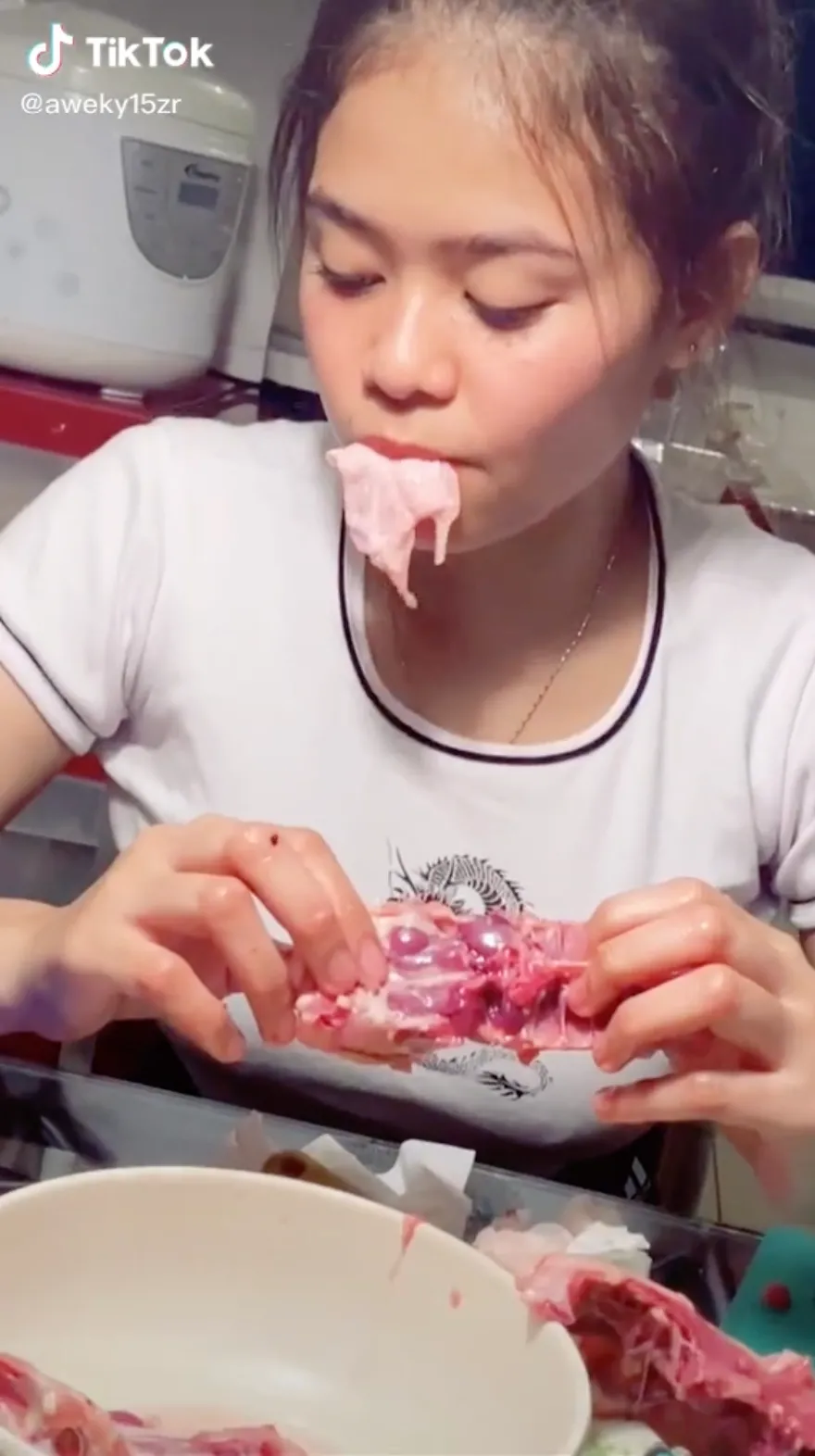 Makan ayam  mentah