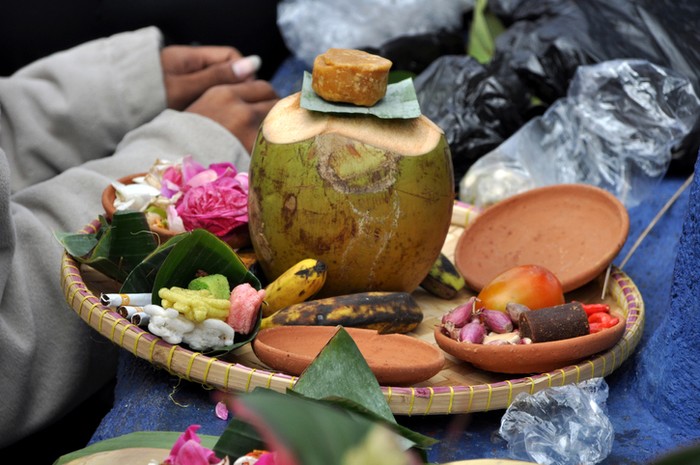 Makna makanan dalam sesajen Makna makanan dalam sesajen