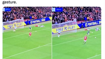 Rashford dikritik karena kurang ngotot merebut bola liar di depan gawang Villa. Respek ke Rashford tdiak mencoba menendang bola itu, sungguh gestur yang berkelas, sindir akun ini. Foto: Twitter