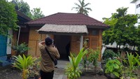 Beberapa warga juga melengkapi homestay dengan tanaman bunga serta berbagai ornamen yang menunjukkan ciri khas Lombok.