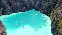Laguna Pileh, salah satu spot wisata di Phi Phi Island pas banget untuk snorkeling ataupun berbasah-basah. Rupa air yang cenderung hijau ketimbang biru dengan bentang alam dikelilingi bukit cadas menjadikan tempat ini menjadi buruan wisatawan. Katanya sih, waktu terbaik untuk singgah antara November hingga Mei. (Getty Images/4FR)