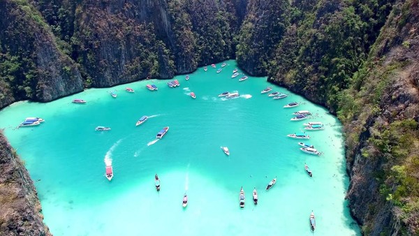 Laguna Pileh, salah satu spot wisata di Phi Phi Island pas banget untuk snorkeling ataupun berbasah-basah. Rupa air yang cenderung hijau ketimbang biru dengan bentang alam dikelilingi bukit cadas menjadikan tempat ini menjadi buruan wisatawan. Katanya sih, waktu terbaik untuk singgah antara November hingga Mei. (Getty Images/4FR) Laguna Pileh, salah satu spot wisata di Phi Phi Island pas banget untuk snorkeling ataupun berbasah-basah. Rupa air yang cenderung hijau ketimbang biru dengan bentang alam dikelilingi bukit cadas menjadikan tempat ini menjadi buruan wisatawan. Katanya sih, waktu terbaik untuk singgah antara November hingga Mei. (Getty Images/4FR)