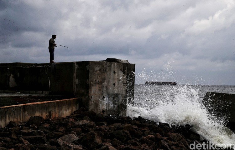 Suasana pembangunan tanggul laut di kawasan Muara Baru, Jakarta Utara, Selasa (11/11). Pemprov DKI Jakarta yang berkolaborasi dengan Kementerian PUPR dan Pemprov Jawa Barat telah menyelesaikan pembangunan tanggul laut sepanjang 12,6 kilometer dari target prioritas sepanjang 46 kilometer untuk mengantisipasi banjir rob di pesisir utara ibu kota.