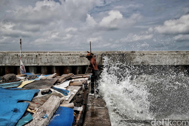 Suasana pembangunan tanggul laut di kawasan Muara Baru, Jakarta Utara, Selasa (11/11). Pemprov DKI Jakarta yang berkolaborasi dengan Kementerian PUPR dan Pemprov Jawa Barat telah menyelesaikan pembangunan tanggul laut sepanjang 12,6 kilometer dari target prioritas sepanjang 46 kilometer untuk mengantisipasi banjir rob di pesisir utara ibu kota.