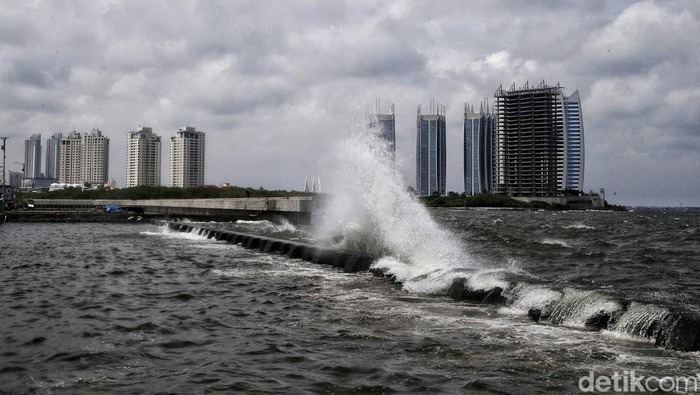 Suasana pembangunan tanggul laut di kawasan Muara Baru, Jakarta Utara, Selasa (11/11). Pemprov DKI Jakarta yang berkolaborasi dengan Kementerian PUPR dan Pemprov Jawa Barat telah menyelesaikan pembangunan tanggul laut sepanjang 12,6 kilometer dari target prioritas sepanjang 46 kilometer untuk mengantisipasi banjir rob di pesisir utara ibu kota.
