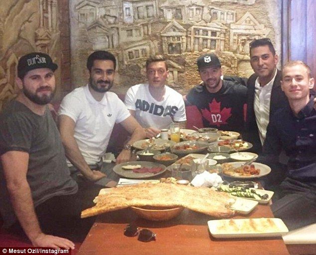 Mesut Ozil bersama teman-temannya menikmati hidangan khas Turki
