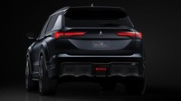 Kesan agresif juga terlihat pada bodi belakang, dengan desain bumper baru, lubang diffuser besar, dan lampu rem terinspirasi dari F1. Mitsubishi memilih warna hitam matte untuk eksterior dengan highlight biru saat dinyalakan. Foto: Carscoops