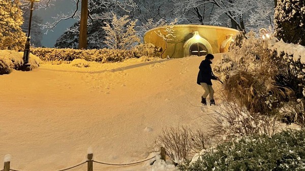 Staf yang berada di luar menyekop salju untuk memberi alur yang aman untuk pengunjung. (GhibliML/Twitter)