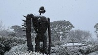 Kepingan salju menghujani Museum Ghibli. Robot raksasa Laputian yang berada di museum tersebut terlihat lebih megah. (GhibliML/Twitter)