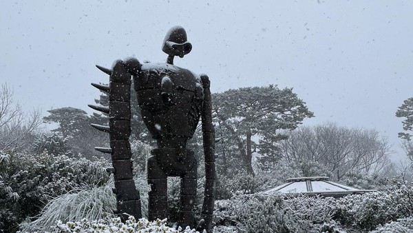 Kepingan salju menghujani Museum Ghibli. Robot raksasa Laputian yang berada di museum tersebut terlihat lebih megah. (GhibliML/Twitter)