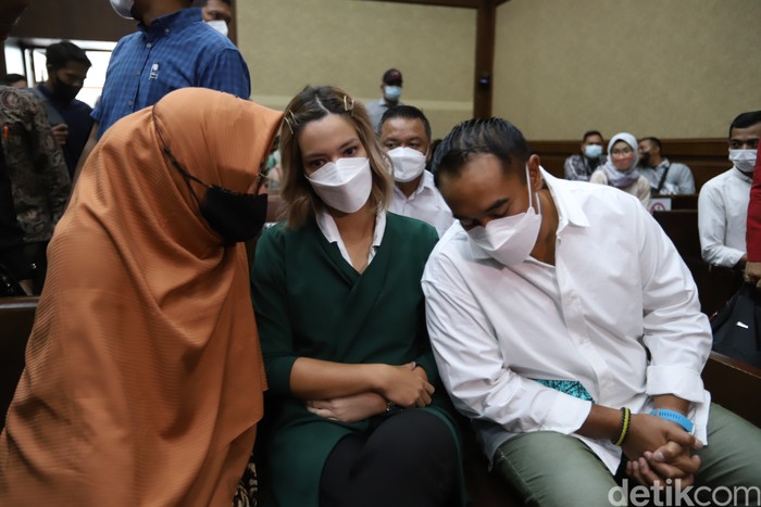 Nia Ramadhani Nia Ramadhani dan Ardi Bakrie sidang