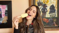 Soal kuliner, Nia Ramadhani paling suka es krim. Di Instagramnya paling banyak unggah foto dirinya saat menikmati es krim. Foto: Instagram @niaramadhaniabkarie
