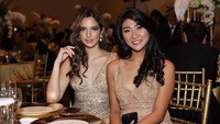 Bukan hanya bersama temannya saja, Nia Ramadhani juga sering mengajak asistennya yang tak kalah cantik untuk makan mewah, seperti yang terlihat pada foto ini. Foto: Instagram @niaramadhaniabkarie