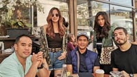 Seperti yang terlihat pada foto ini, Nia Ramadhani bersama dengan suami dan keluarga suami makan bersama di restoran saat liburan di luar negeri. Foto: Instagram @niaramadhaniabkarie