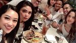 Mewahnya Nia Ramadhani saat Kulineran di Pinggir Pantai dan Kafe