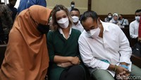 Nia Ramadhani dan Ardi Bakrie berharap mendapat keringanan. Foto: Palevi/detikHOT