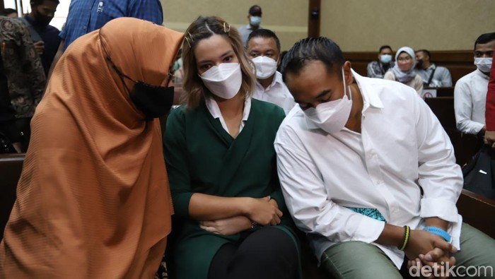 Nia Ramadhani dan Ardi Bakrie sidang
