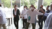 Ardi Bakrie dan Nia Ramadhani juga tampak ramah menyapa kerabat yang datang ke persidangan mereka. Foto: Palevi/detikHOT