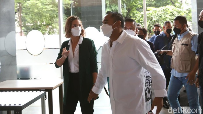 Nia Ramadhani dan Ardi Bakrie sidang