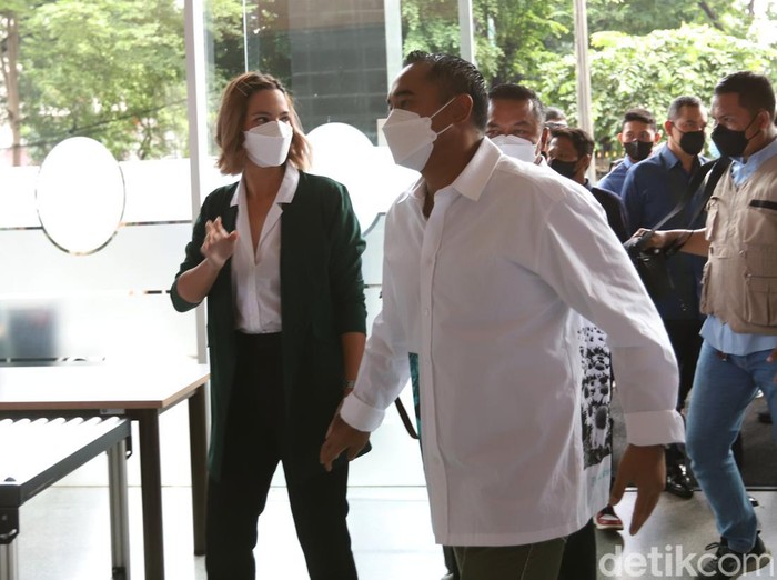Nia Ramadhani Nia Ramadhani dan Ardi Bakrie sidang