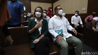 Nia Ramadhani dan Ardi Bakrie sebelum vonis. Foto: Palevi/detikHOT