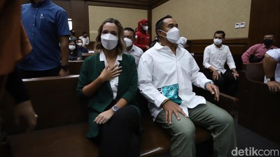 Bergandengan Tangan, Nia Ramadhani dan Ardi Bakrie Deg-degan Hadapi Vonis